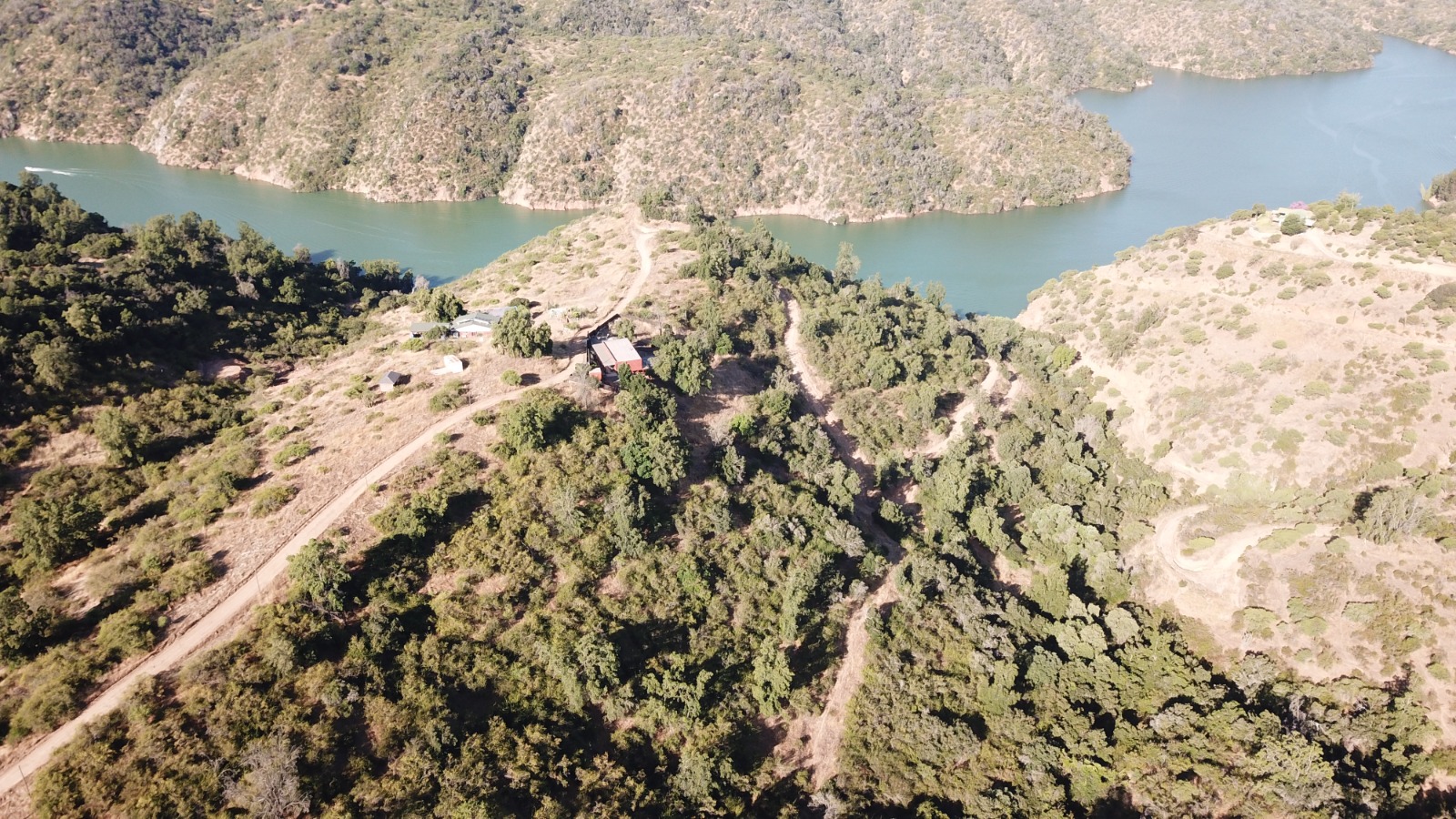 Vista aérea parcelas y lago