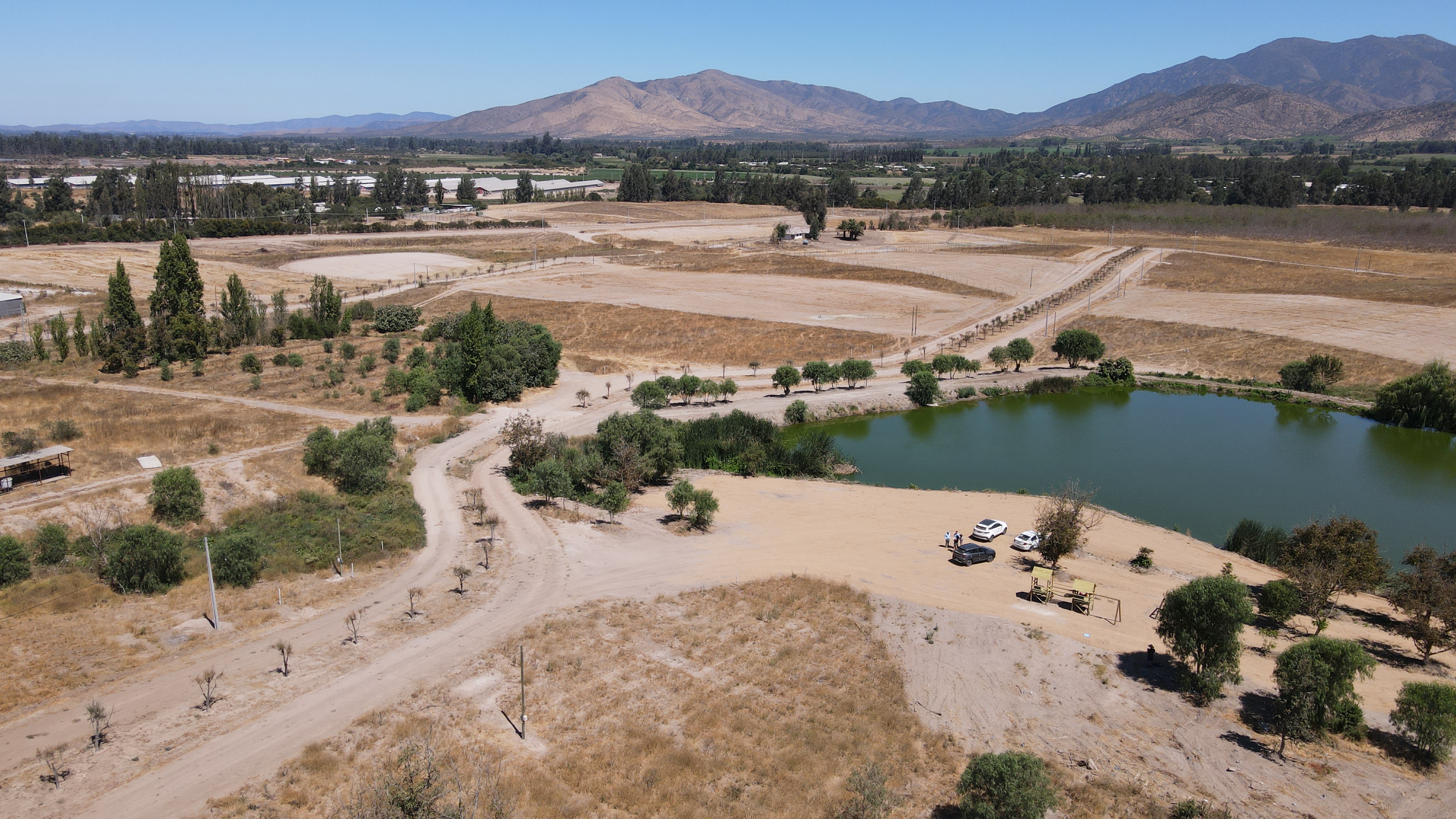 Laguna artificial y montañas